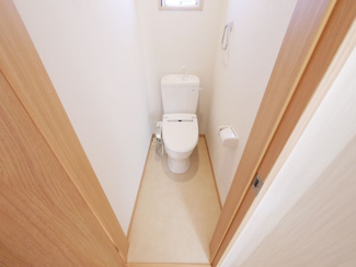 【トイレ】 | 中央市東花輪 令和2年築 中古戸建 敷地90坪・オール電化 | ウォシュレット付きトイレ