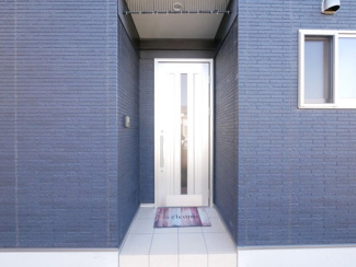 【玄関】 | 中央市東花輪 令和2年築 中古戸建 敷地90坪・オール電化 | ポーチ付きの玄関