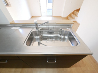 【キッチン】 | 中央市東花輪 令和2年築 中古戸建 敷地90坪・オール電化 | 熱に強いステンレスシンク