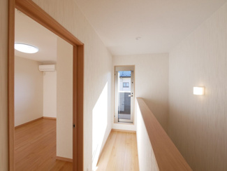 【その他】 | 中央市東花輪 令和2年築 中古戸建 敷地90坪・オール電化 | 2階廊下部分　バルコニーへ直接アクセス可能