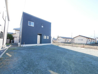 【外観】 | 中央市東花輪 令和2年築 中古戸建 敷地90坪・オール電化 | 建物北側より撮影　シンプルモダンな外観