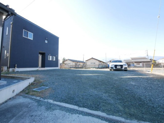 【駐車場】 | 中央市東花輪 令和2年築 中古戸建 敷地90坪・オール電化 | 広々駐車場は5台以上駐車可能です。