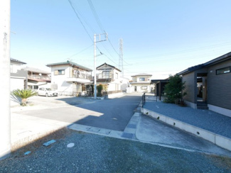 【その他】 | 中央市東花輪 令和2年築 中古戸建 敷地90坪・オール電化 | 前面道路は6ｍ　車庫入れも楽々です。