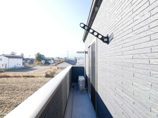 【バルコニー】 | 中央市東花輪 令和2年築 中古戸建 敷地90坪・オール電化 | 南に面する明るいバルコニー