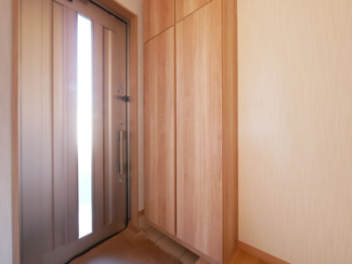 【玄関】 | 中央市東花輪 令和2年築 中古戸建 敷地90坪・オール電化 | シューズボックス付き