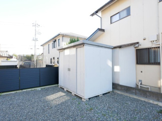 【庭】 | 中央市東花輪 令和2年築 中古戸建 敷地90坪・オール電化 | 大型物置付き