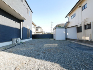 【庭】 | 中央市東花輪 令和2年築 中古戸建 敷地90坪・オール電化 | 駐車場とは別に広々お庭付き