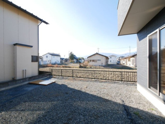 【庭】 | 中央市東花輪 令和2年築 中古戸建 敷地90坪・オール電化 | 庭より西側を望む