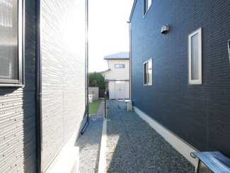 【周辺】 | 中央市東花輪 令和2年築 中古戸建 敷地90坪・オール電化 | 敷地東側境界