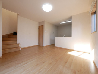 【居間・リビング】 | 中央市東花輪 令和2年築 中古戸建 敷地90坪・オール電化 | 南に面し明るく、とても綺麗なLDK