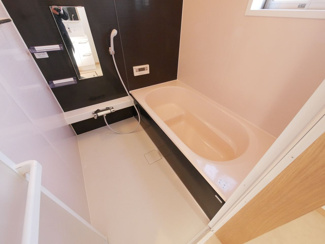 【浴室】 | 中央市東花輪 令和2年築 中古戸建 敷地90坪・オール電化 | 1坪サイズバスルーム