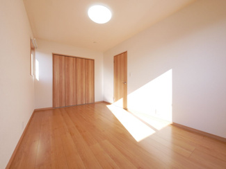 【洋室】 | 中央市東花輪 令和2年築 中古戸建 敷地90坪・オール電化 | 2階9帖洋室