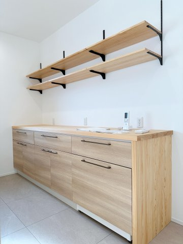 東区馬木6丁目No.8の収納|収納力のある大型カップボード☆
備え付けのため耐震性が高く地震の際にも倒れてくる心配はありません♪
オリジナルの木材天板は奥行きを広く取ってあり利便性も高いです！