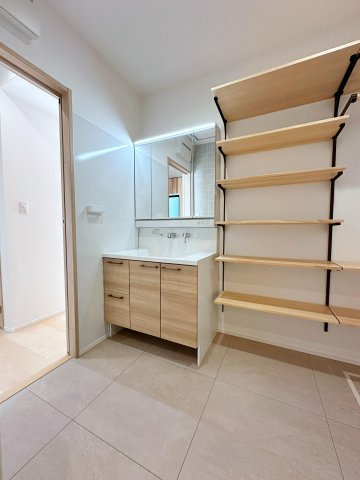 東区馬木6丁目No.8の洗面所|タカラスタンダードのシャワー付き洗面化粧台☆
三面鏡タイプで使いやすくなっています♪
マグネットサイドパネルも設置済み！