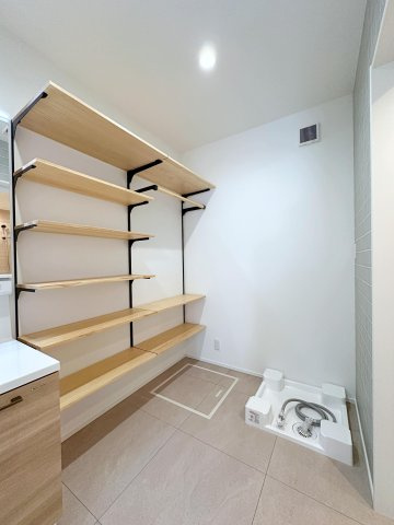 東区馬木6丁目No.8の収納|洗面脱衣所収納☆
可動棚のため好きな高さに調整可能で着替えやタオルなどの収納に便利です♪