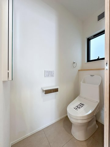 東区馬木6丁目No.8のトイレ|収納付きの1階ウォシュレットトイレ☆
フチレスタイプでお掃除も簡単です！