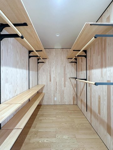 東区馬木6丁目No.8の収納|2階主寝室のウォークインクローゼット☆
可動棚で好きな高さに調整可能です♪