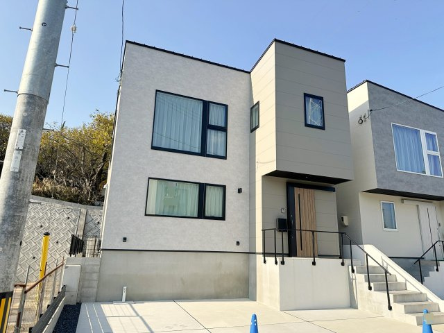 東区馬木6丁目No.8の外観|光セラサイディングを使用したシックな外壁☆
グレーカラーは汚れも目立ちにくく、太陽の紫外線と雨風で汚れを落としてくれる外壁なのでお手入れも簡単です。