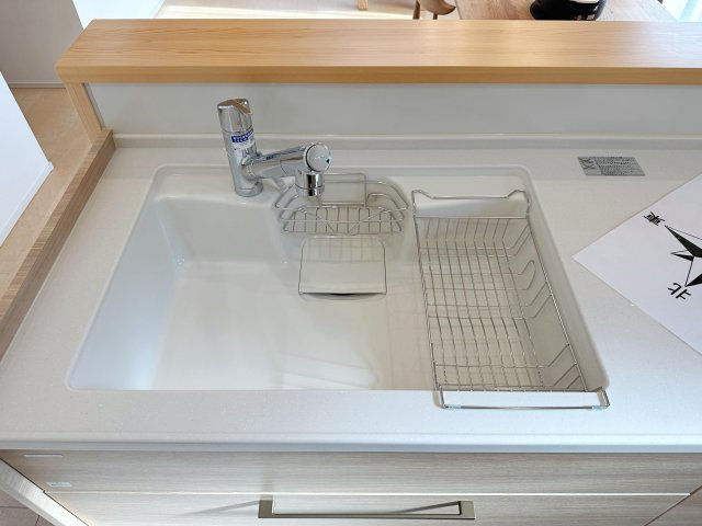 東区馬木6丁目No.8のキッチン|浄水機能付き水栓に人造大理石シンク☆
人造大理石のためシンクに水垢や汚れが付きにくく、いつも綺麗なキッチンになります♪