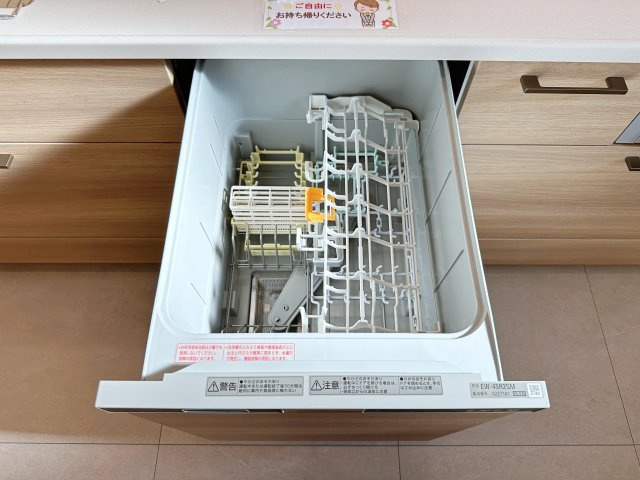 東区馬木6丁目No.8のキッチン|4人から5人分の食器洗浄乾燥機☆
水道代の節約にもなり、家事の時短もできる優れ物です♪
スライド式で上から全体が見えるため食器の出し入れもスムーズです♪