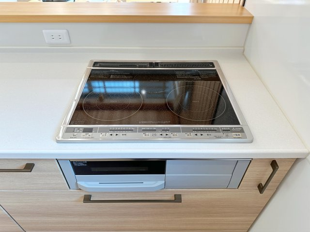 東区馬木6丁目No.8のキッチン|IHクッキングヒーター☆
火が出ないために安全性も高いと考えられます。 さらに、安定した加熱管理制御が容易に行えるため、素材を均一に加熱する料理やスープなどの液体の加熱に適しています♪