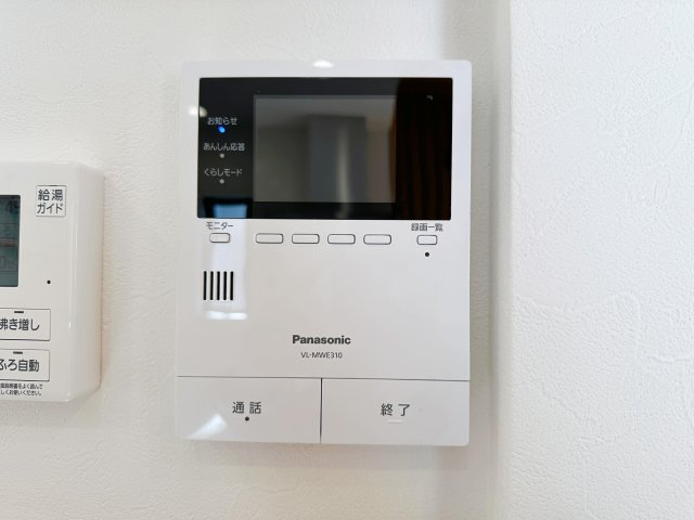 東区馬木6丁目No.8の防犯設備|ドアホン☆
来客があったとき、室内からカメラやマイクを使って相手や用件を確認できます。相手を事前に確認することができ、訪問販売対策や防犯面でも役に立つアイテムです♪