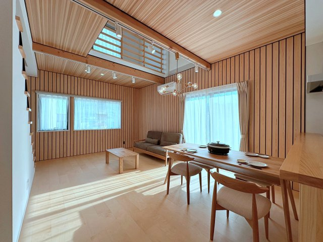 東区馬木6丁目No.8の居間・リビング|18帖の吹き抜けのあるリビング☆
ソファ、ダイニングテーブルセットテレビ台、リビング様エアコンをプレゼント