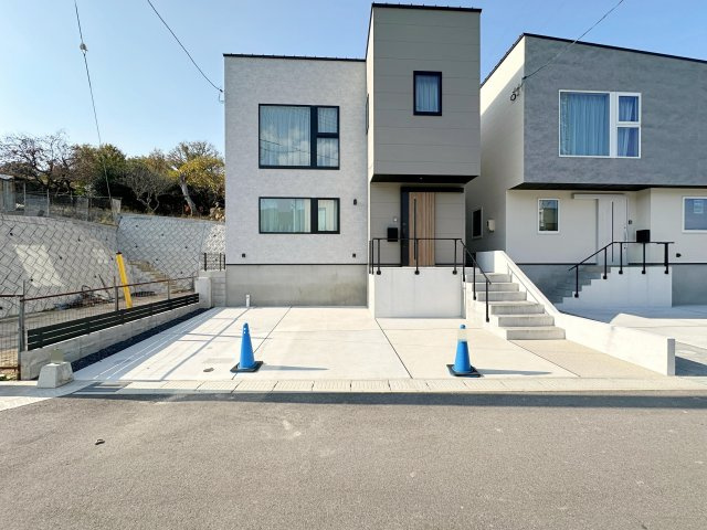 東区馬木6丁目No.8の駐車場|車は並列3台駐車可能☆
広々とした駐車スペースは来客時なども安心なので気軽に家族や友人を招くことができます♪