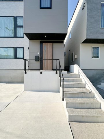 東区馬木6丁目No.8の玄関|玄関ポーチ☆
玄関ドアは使いやすい横引きドアでスマートキー対応でとても便利です♪