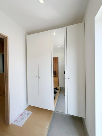東区馬木6丁目No.8の玄関|姿見付きシューズボックス☆
大容量のためたくさん靴を収納できます♪