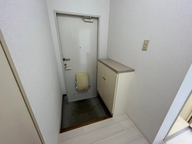 ハイツ赤坂B棟の玄関