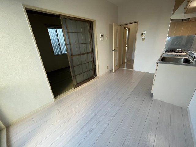 ハイツ赤坂B棟の居間・リビング