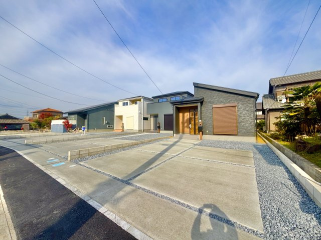 【仲介手数料無料／愛西市】愛西市諸桑町　リーブルガーデン　新築戸建　2号棟の前面道路含む現地写真