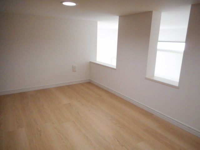 コンパクトで使いやすい洋室です