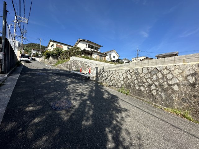 西区高須4丁目 No.1の前面道路含む現地写真|奥は行き止まりのため、交通量も少なく小さなお子様がいるご家族にも安心してお住みいただけます！