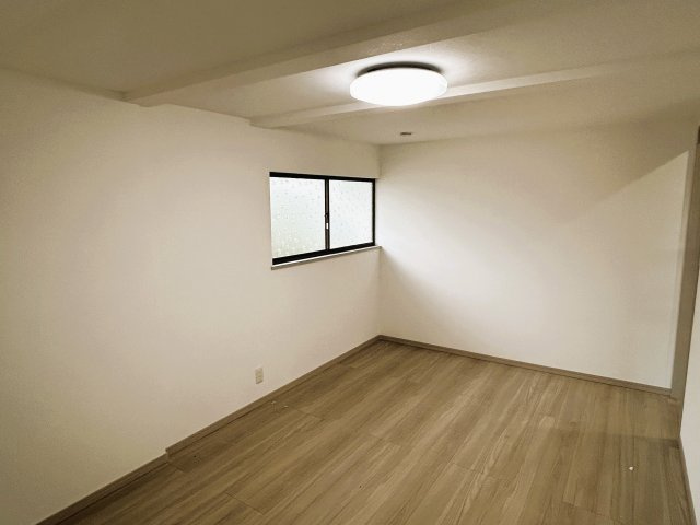 東御市海善寺　中古住宅の洋室|床はフローリングを重ね張りし、天井と壁はクロスの張替えをしました。1Fにメインとなる居室があると、年齢を重ねてからの生活も安心ですね。