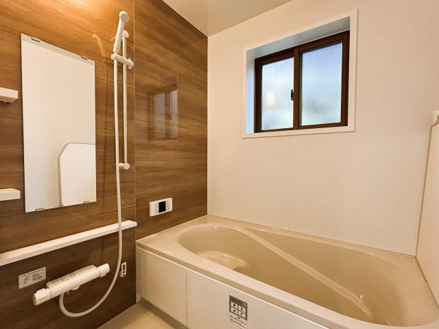 東御市海善寺　中古住宅の浴室|浴室はLIXIL製の新品のユニットバスに交換しました。大人も足を伸ばせる1坪サイズの広々とした浴槽で、1日の疲れをゆっくり癒すことができますよ。