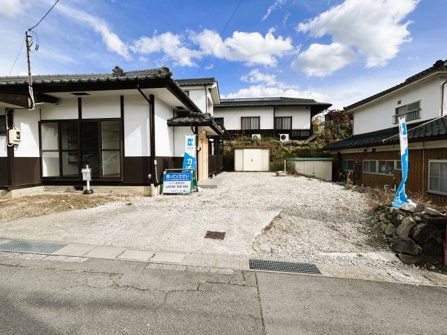 東御市海善寺　中古住宅の駐車場|ご家族の車が停められるよう、駐車場は2台駐車可能に拡張・整備し、おうちの外壁は塗装をしました。不要な物置や塀を撤去したのでお車での出入りもしやすくまりました。