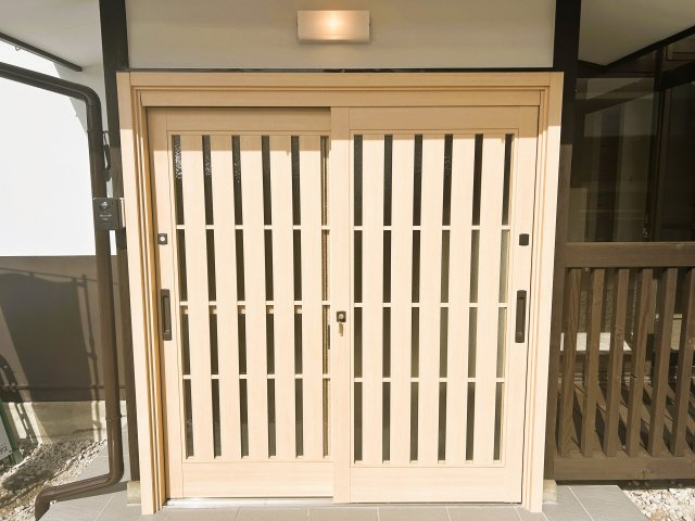 東御市海善寺　中古住宅の玄関|玄関扉は新しいものに交換しました。毎日使う玄関は、新品だとうれしいですよね。玄関前のポーチタイルも重ね張りをしたことでぱっと明るい印象の玄関に生まれ変わりました。