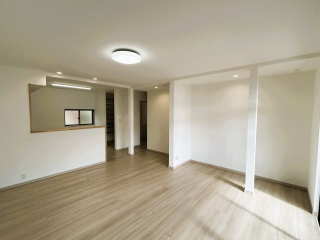 東御市海善寺　中古住宅の居間・リビング|床はフローリングを重ね張りし、天井と壁はクロスの張替えをしました。1Fにメインとなる居室があると、年齢を重ねてからの生活も安心ですね。