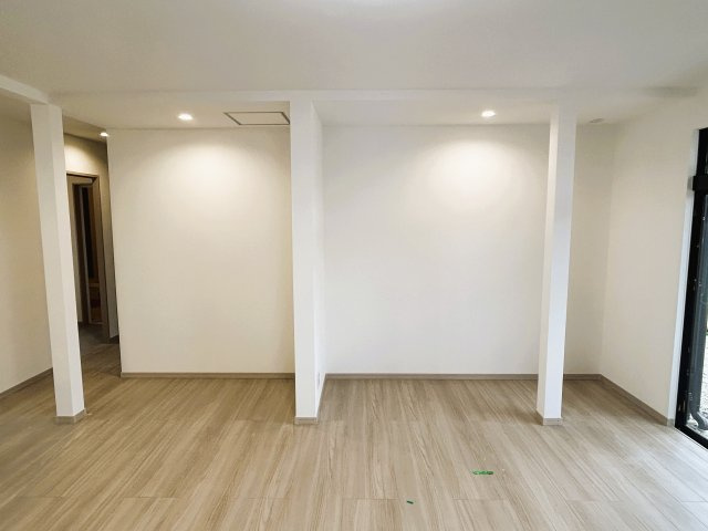 東御市海善寺　中古住宅の収納|床はフローリングを重ね張りし、天井と壁はクロスの張替えをしました。1Fにメインとなる居室があると、年齢を重ねてからの生活も安心ですね。