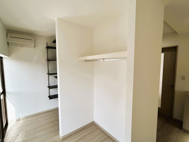 東御市海善寺　中古住宅の収納|間取り変更を行い旧南西和室をクロークスペースへと変更を行っております。