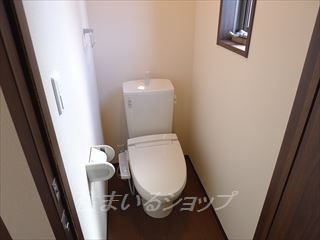 テラスクレールのトイレ|シャワートイレ・窓あり