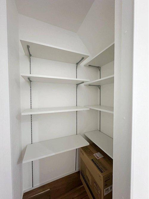 祇園7丁目 No.2の収納|キッチンパントリー収納☆
キッチンで使う小物や食材のストックなどを収納でき、キッチン回りもスッキリとします♪