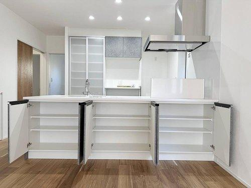 祇園7丁目 No.2の収納|オープンキッチンの反対側は3列の収納スペースになっています♪
こちらも可動棚のため好きな高さに調整可能です！