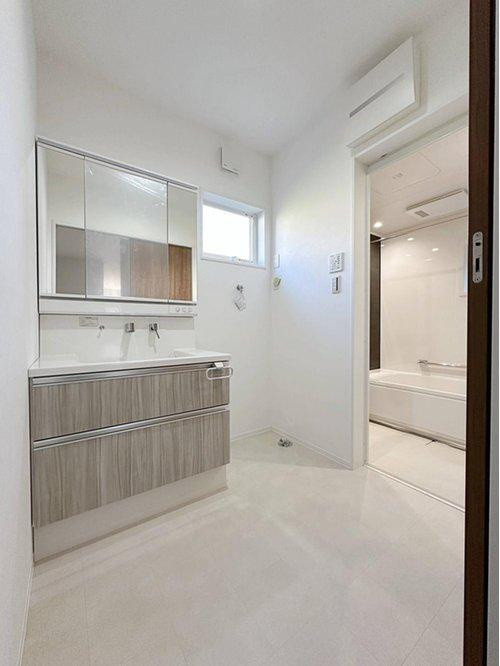 祇園7丁目 No.2の洗面所|シャワー付き洗面化粧台☆
洗面台にシャワー機能が付いたもので、シャンプーなども行える多機能洗面台です。また、顔や手を洗うためだけではなく、シャワー付き洗面台を使えば手洗い洗濯などでも利用できます♪