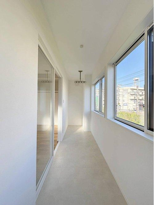 祇園7丁目 No.2のバルコニー|大人気のサンルーム☆
天気や花粉、虫などを気にせずに洗濯物が干せます♪