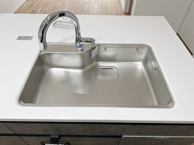 祇園7丁目 No.2のキッチン|浄水機能付きステンレスシンク☆
ステンレスシンクは傷や汚れに強く、お手入れも簡単で使いやすいです♪
さらに非接触型水栓で手をかざすだけで水の出止ができます！