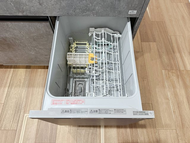 祇園7丁目 No.2のキッチン|4人から5人分の食器洗浄乾燥機☆
水道代の節約にもなり、家事の時短もできる優れ物です♪
スライド式で上から全体が見えるため食器の出し入れもスムーズです♪