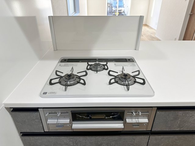 祇園7丁目 No.2のキッチン|都市ガス仕様の3口ガスコンロ☆
高火力のバーナーが使用可能、調理器具を選ばないのがガスコンロ。停電時でも使用可能で安心です♪